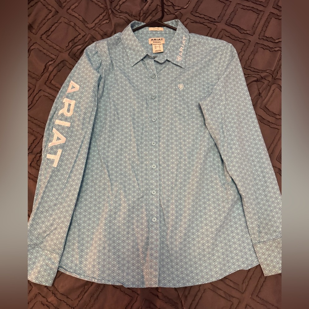 Women’s Ariat Button up size XL (in great condition)